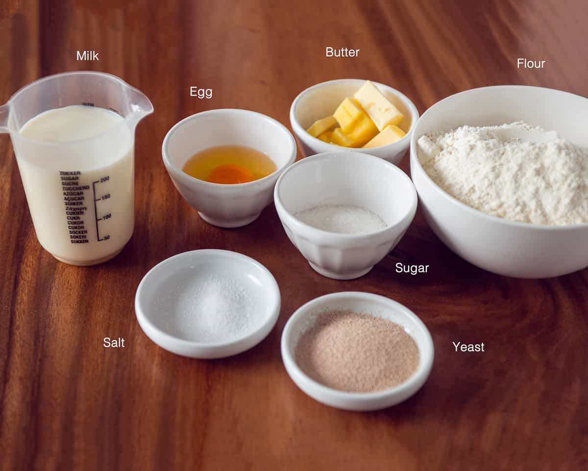 Ingredients Dutch Zachte Witte Broodjes on a wooden background with text description