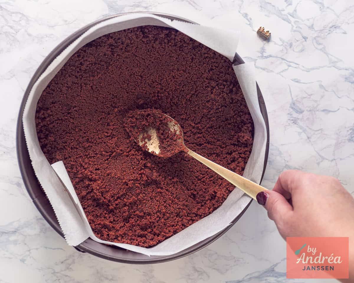 Add the biscoff cookies in the spring form and pat with a spoon.