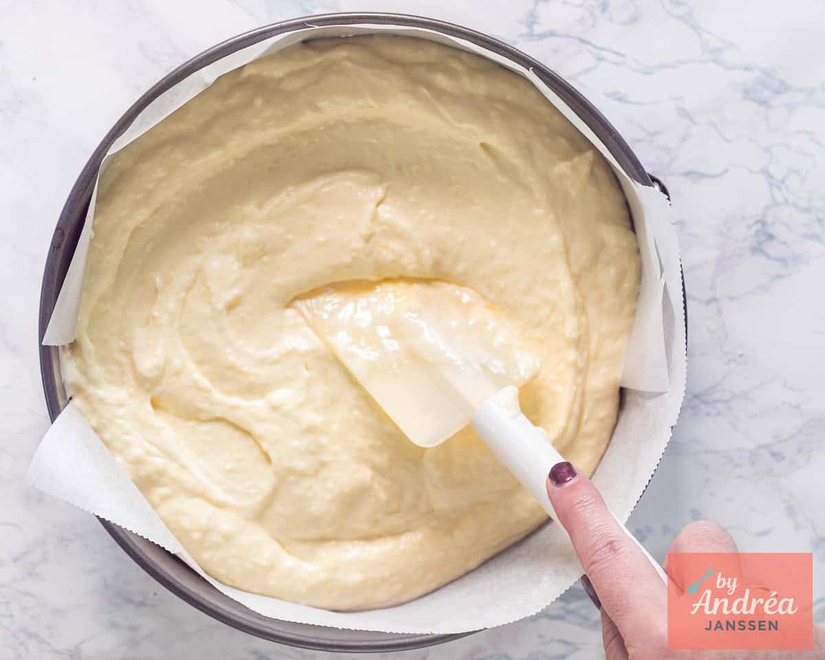 Fill the springform with Monchou cream filling.