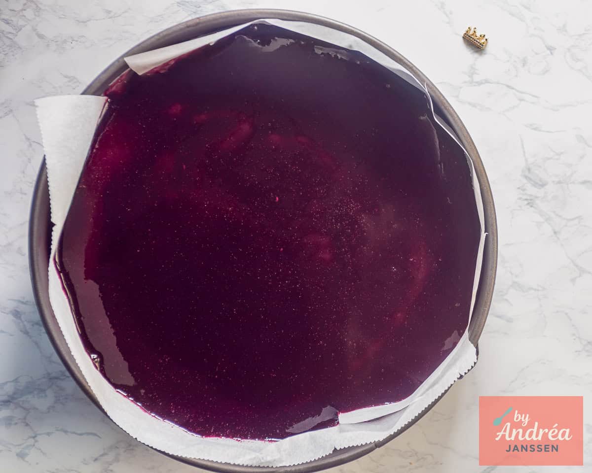 Pour the forest fruit glaze on top of the creamy Monchou topping