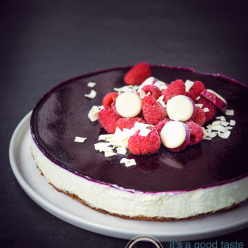 witte chocolade cheesecake met bastognekoek en bosvruchten