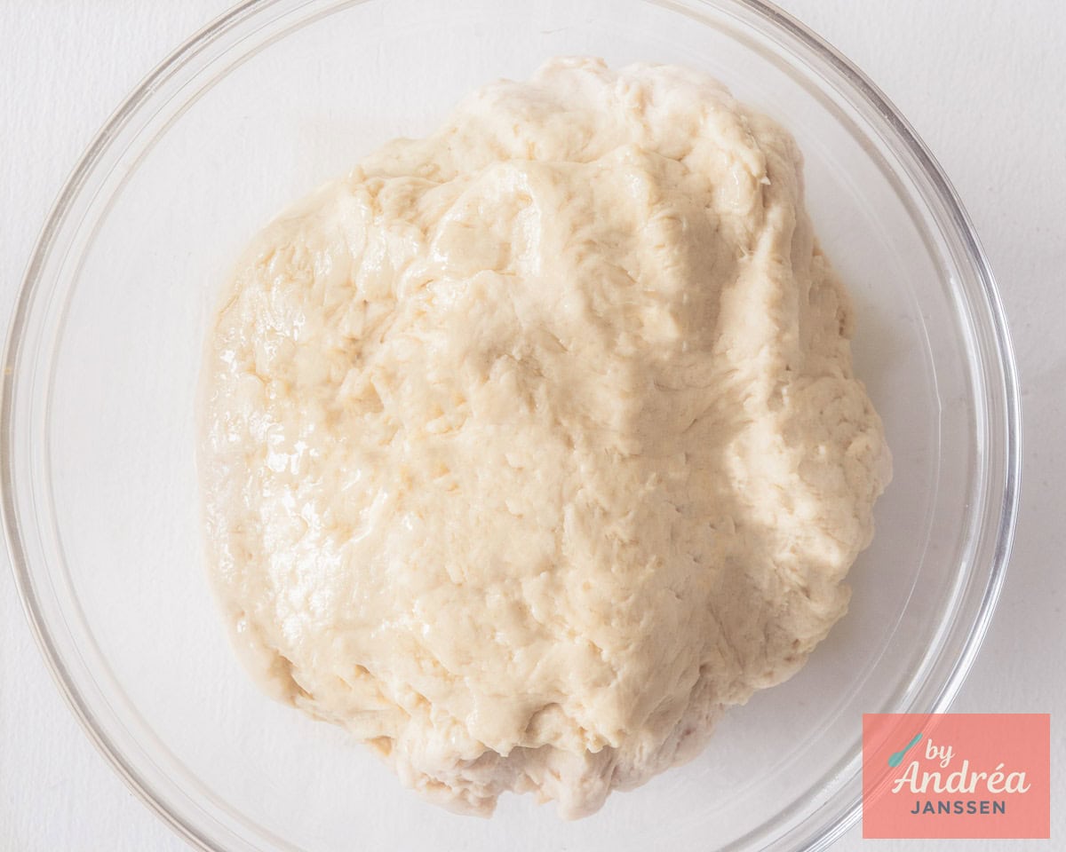 Deeg focaccia in een glazen kom