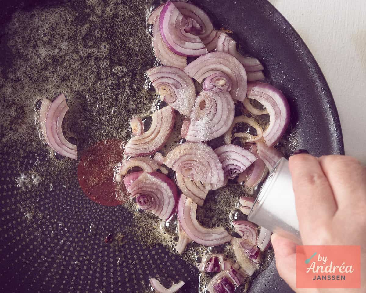 Uitjes in de pan die karameliseren