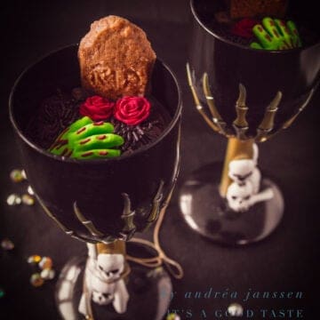 Graveyard dessert with gingerbread cookies