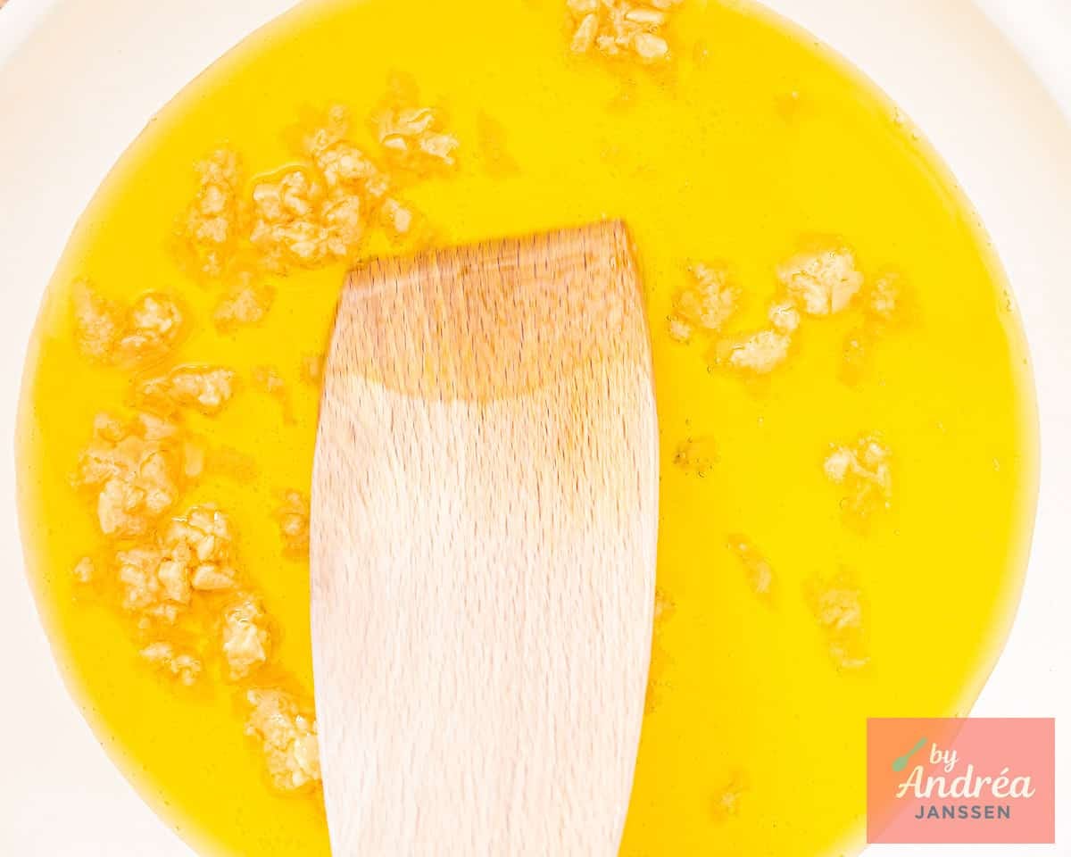 Quickly make garlic oil in a frying pan.