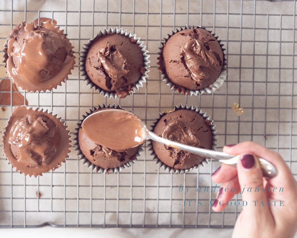 Cover the chocolate cupcakes with chocolate glaze