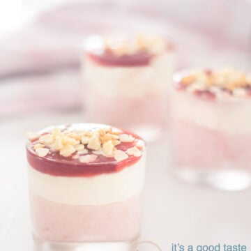 aardbeien mousse en witte chocolade mousse in een glaasje