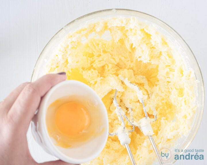 You have mixed butter with sugar in a glass bowl. Add an egg to this.