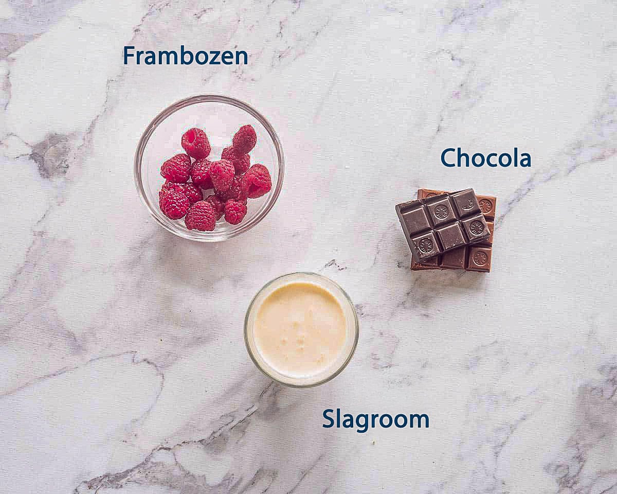 Ingredienten chocolade ganache op een wit marmeren ondergrond met tekst beschrijving