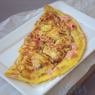Omelet with smoked salmon and chives