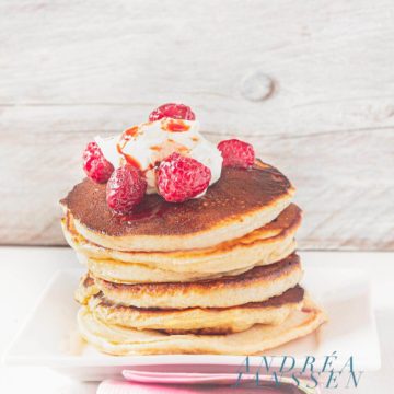 Pancakes with raspberries and crème fraîche