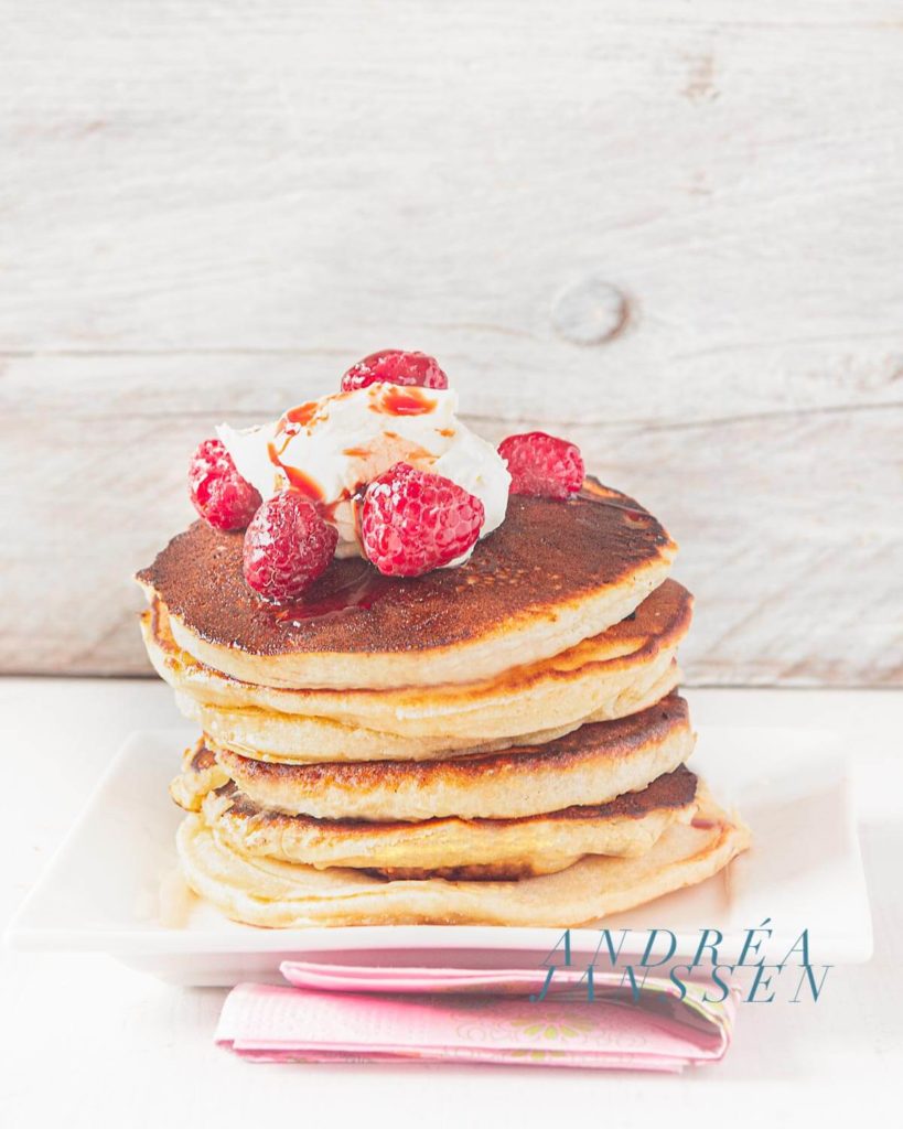 Pancakes with raspberries and crème fraîche