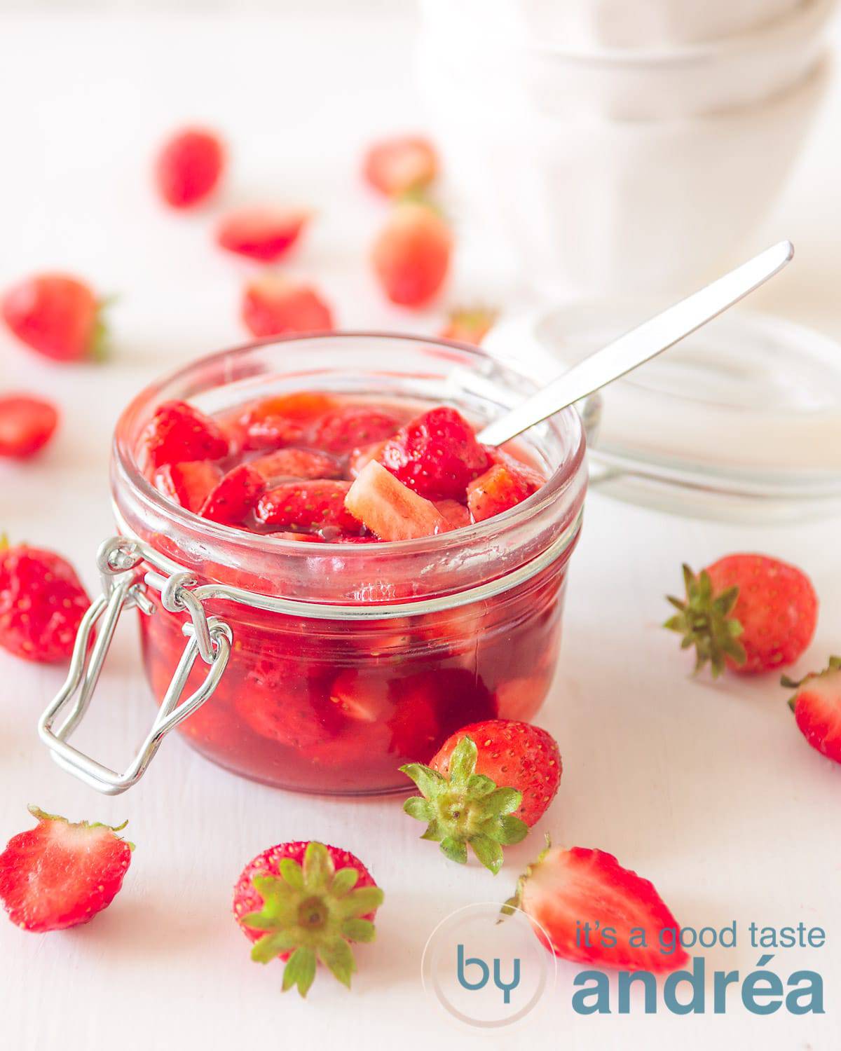 Aardbeiensaus met stukjes aardbei in een glazen pot