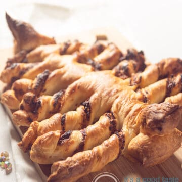 puff pastry Christmas tree with homemade pesto