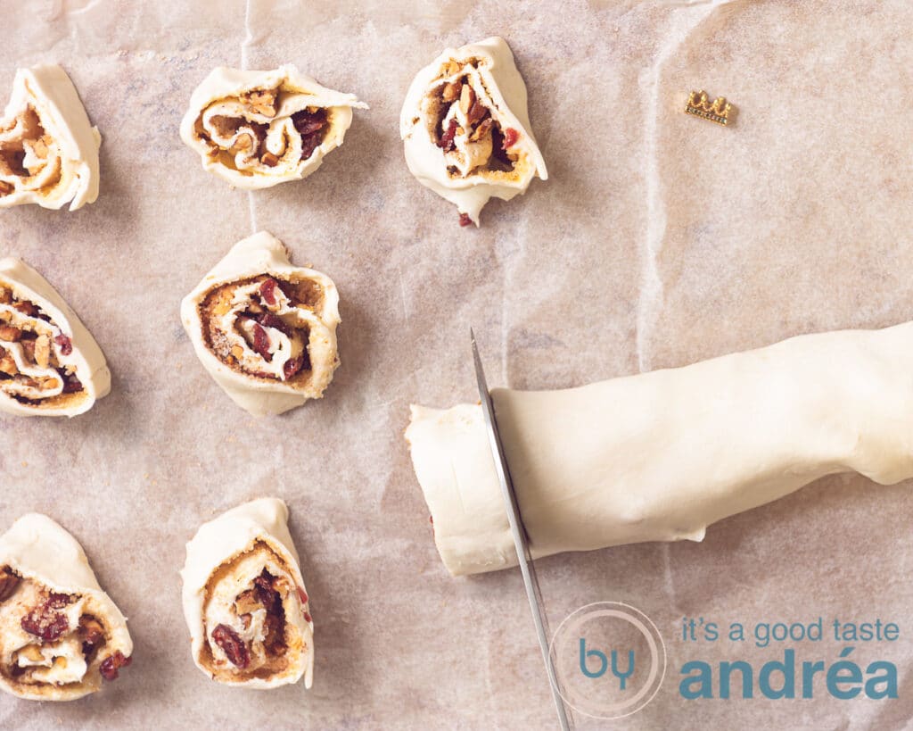 Slice the roll in small pieces