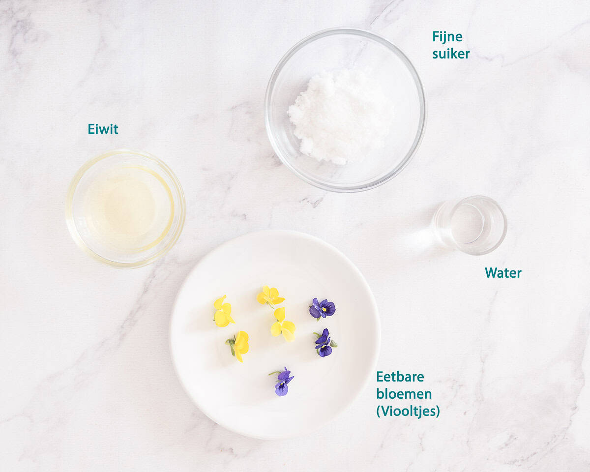 Ingredienten Eetbare Suikerbloemen Maken Stap-voor-Stap op een witte ondergrond met tekstbeschrijving