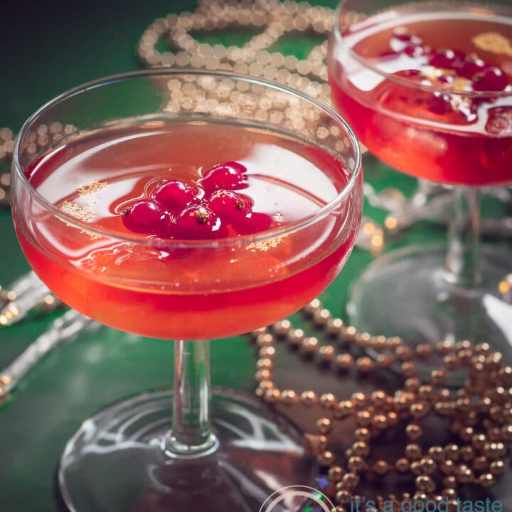 Red currant cosmopolitan cocktail recipe - By Andrea Janssen