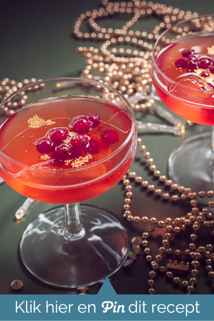 cta met twee Cosmopolitan cocktail recept met rode bessen