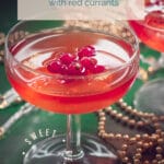 Cosmopolitan cocktail recipe {with red currants} in two glasses