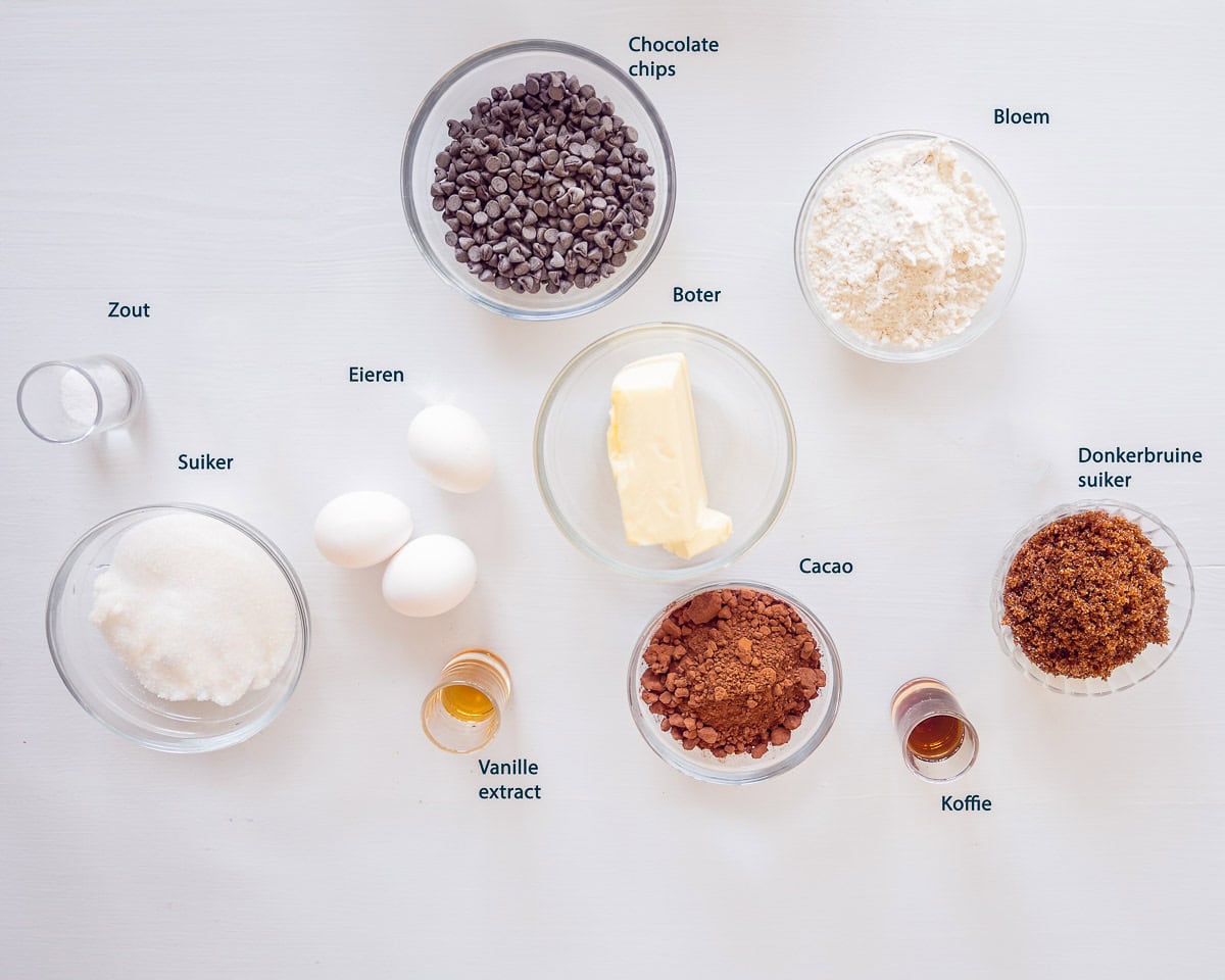 Ingredienten Cheesecake brownie recept op een witte ondergrond met tekstbeschrijving.