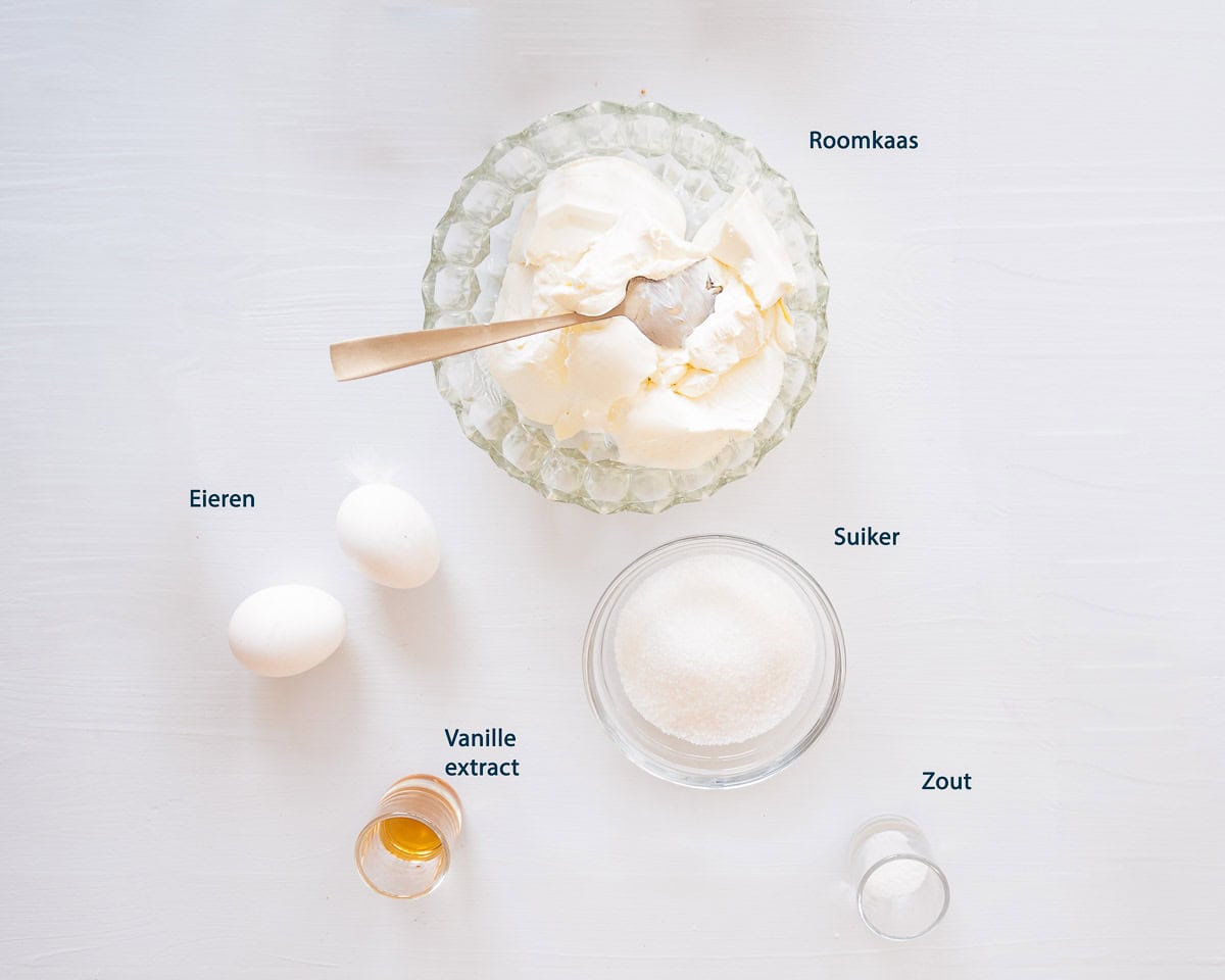 Ingredienten Cheesecake topping recept op een witte ondergrond met tekst beschrijving