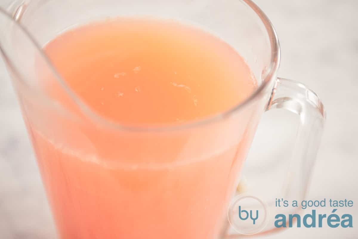 Een kan gevuld met grapefruit mocktail