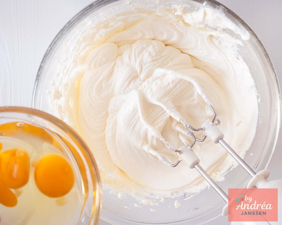 Doe het ei bij het cheesecake beslag.