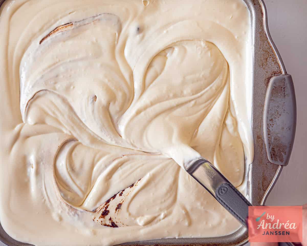 Swirl het cheesecake beslag over het browniebeslag.
