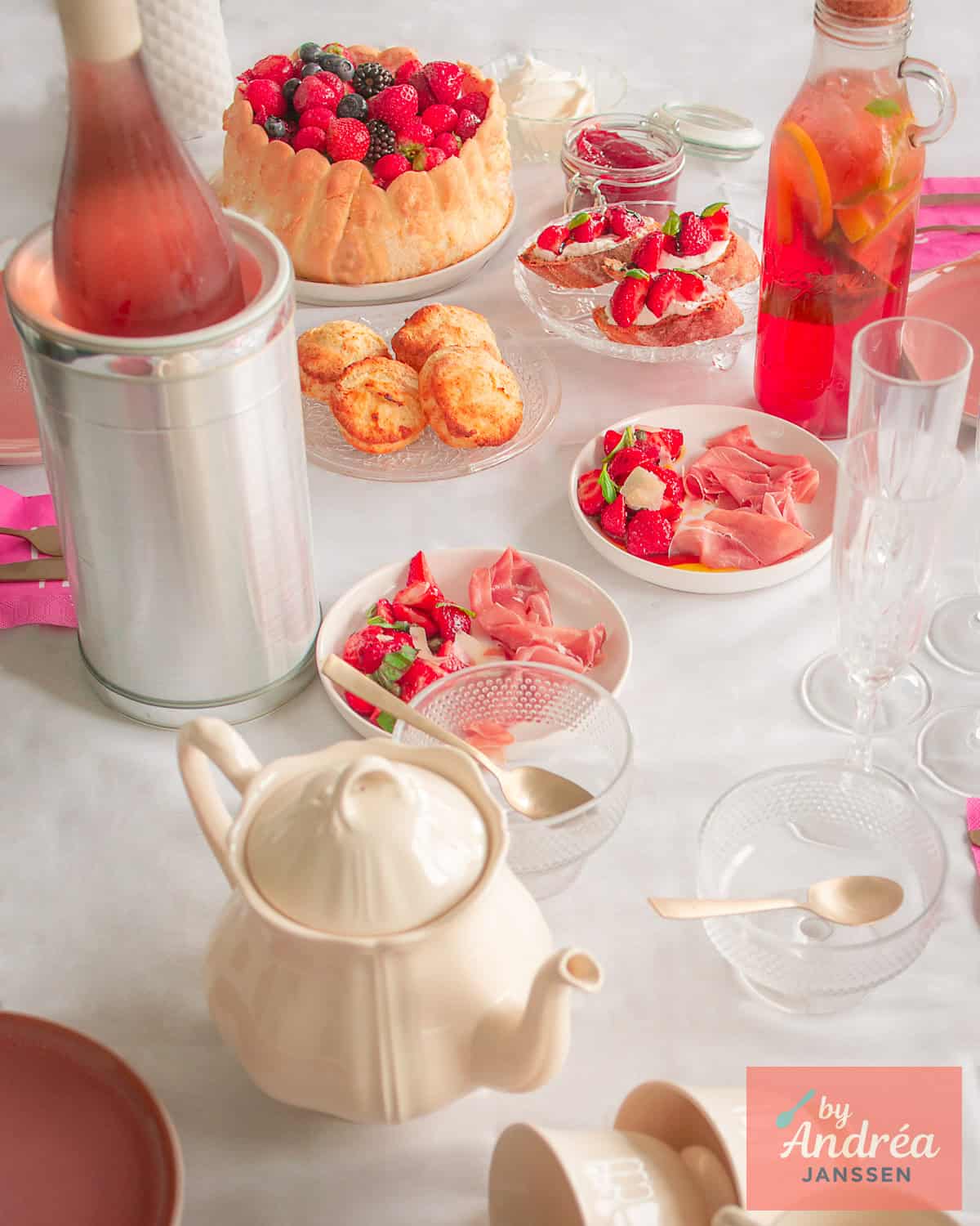 Een tafel vol recepten met high tea aardbeien