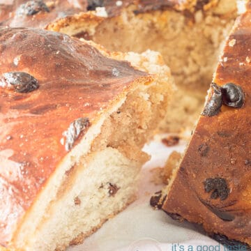 A piece of Brabant brother cut from the bread. The raisins and almond paste filling are clearly visible.