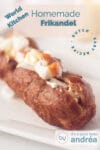A white plate with a frikandel special. A text overlay describes the photo.