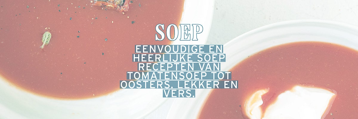 Twee kommen tomatensoep op een witte ondergrond. Een tekst beschrijvijng soep eenvoudige en heerlijke soep recepten van tomatensoep tot oosters. Lekker en vers.