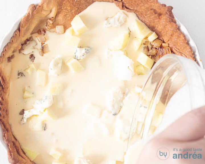 Pour the cream-egg mixture into the quiche form