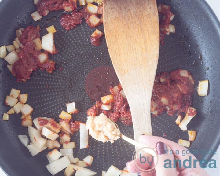 When the tomato paste and onions are fried add the garlic.