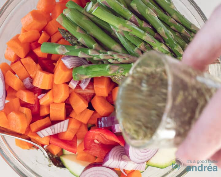 Cover the carrot, asparagus, onion, pepper and green asparagus with herb dressing