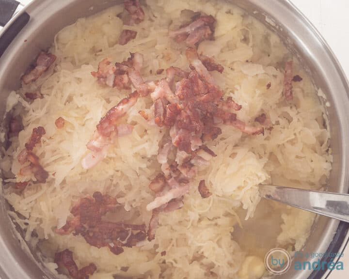 Fried bacon is added to the sauerkraut stew.