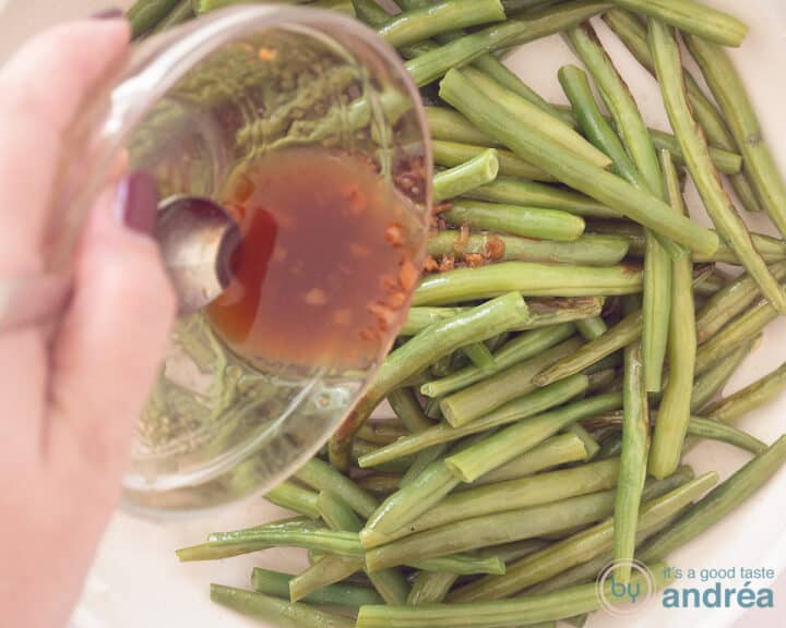Pour the Oriental sauce with the green beans in the white frying pan