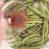 Pour the Oriental sauce with the green beans in the white frying pan