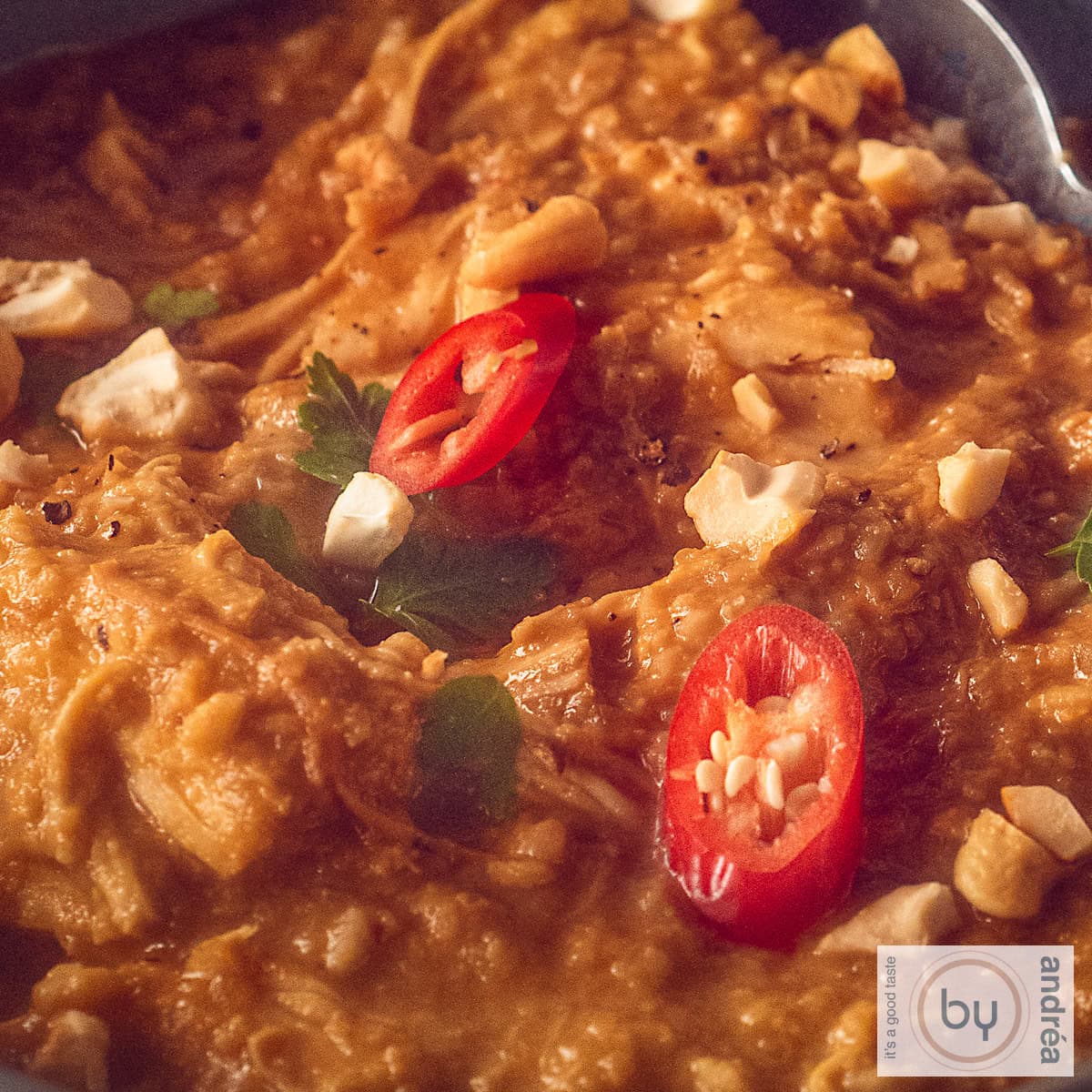 Een deel van slowcooker pindakip met rode peper en koriander