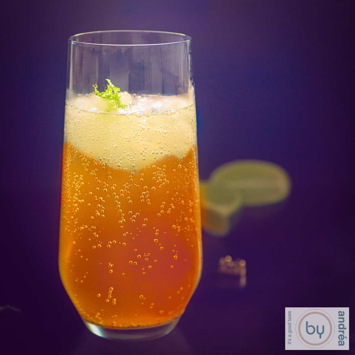 Een vierkante foto met een glas met scroppino met sinaasappel