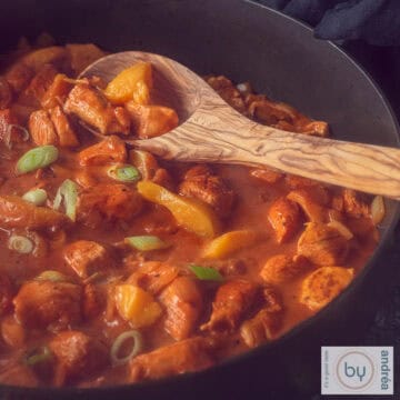 A square photo with a snack pan with chicken à la pilaf with peach