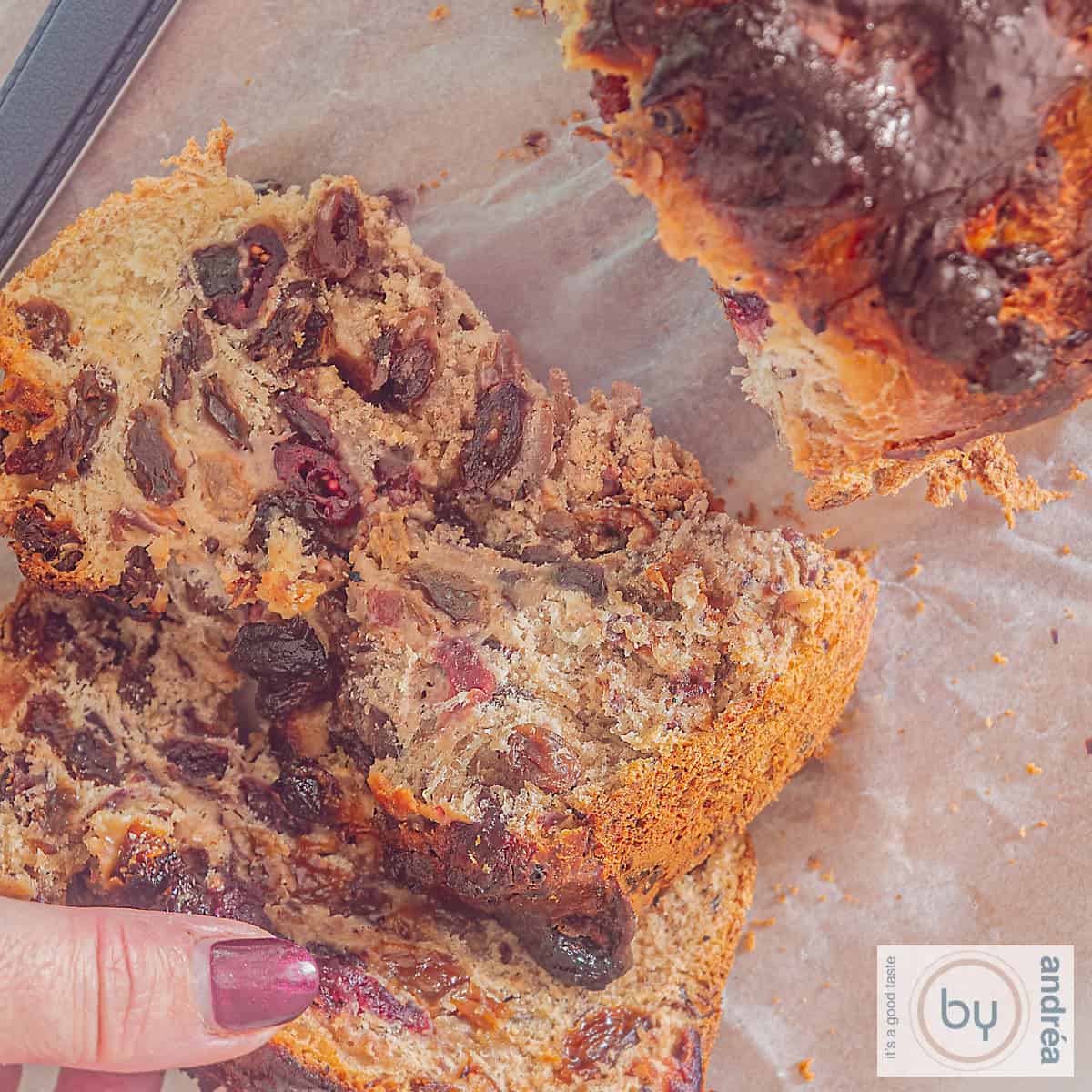 Vierkante foto met krenten cranberry brood waar twee plakjes af zijn gesneden