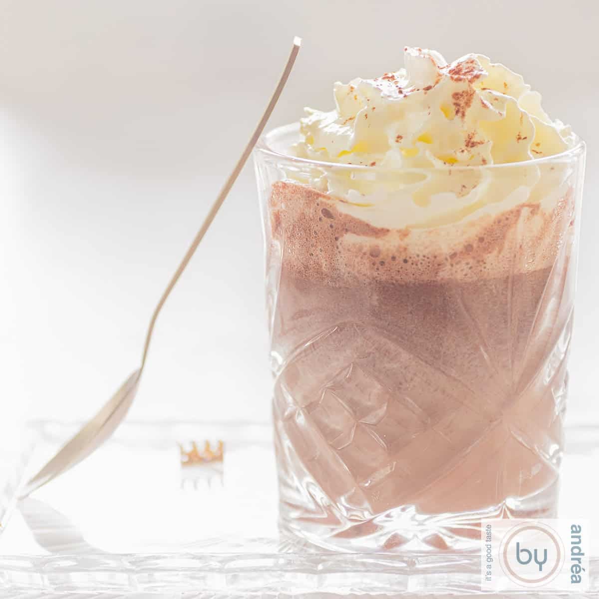 Een vierkante foto met een glas nutella chocolade melk met slagroom