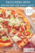 A slice of pizza with a slice cut out. Topped with minced meat, taco seasoning, lettuce and garlic sauce. A text at the top: easy recipe, pizza taco with ground beef and garlic sauce