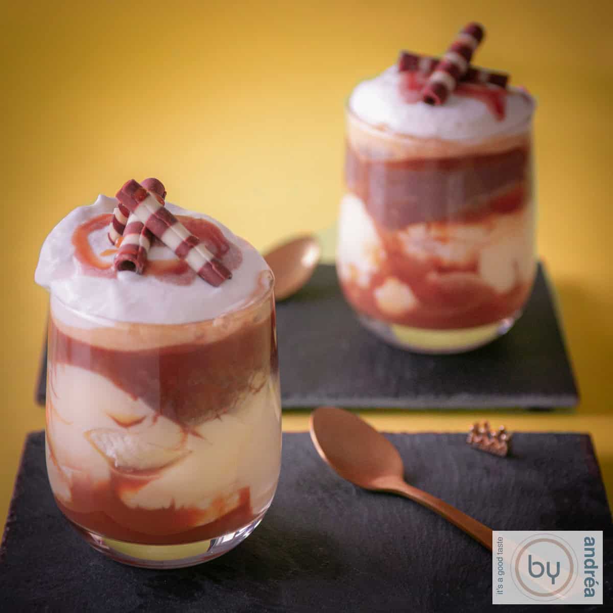 Een vierkante foto met twee glazen gevuld met vanille chocolade cappuccino banoffee