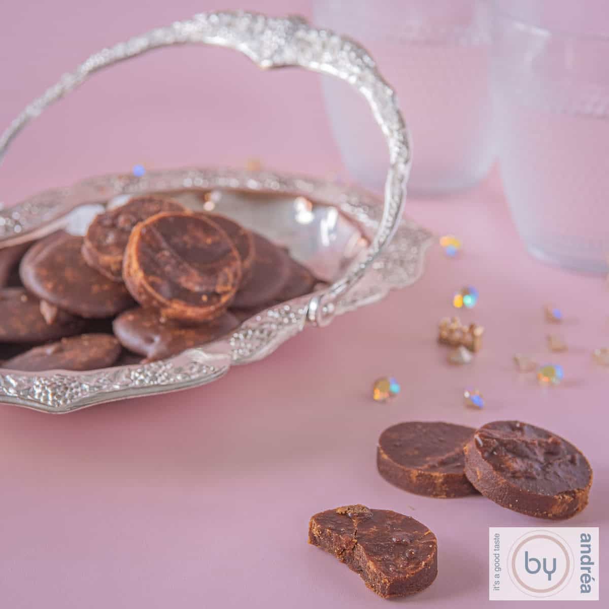 Chocolade borstplaat op een schaaltje en een roze ondergrond