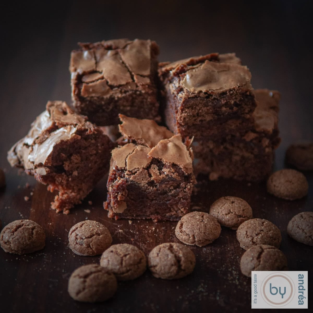 Een vierkante foto van pepernoten brownies op een bruine achtergrond