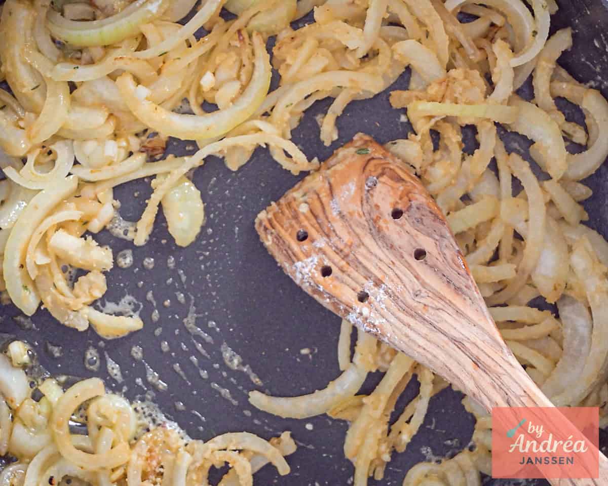 Fried onion with flour and herbs