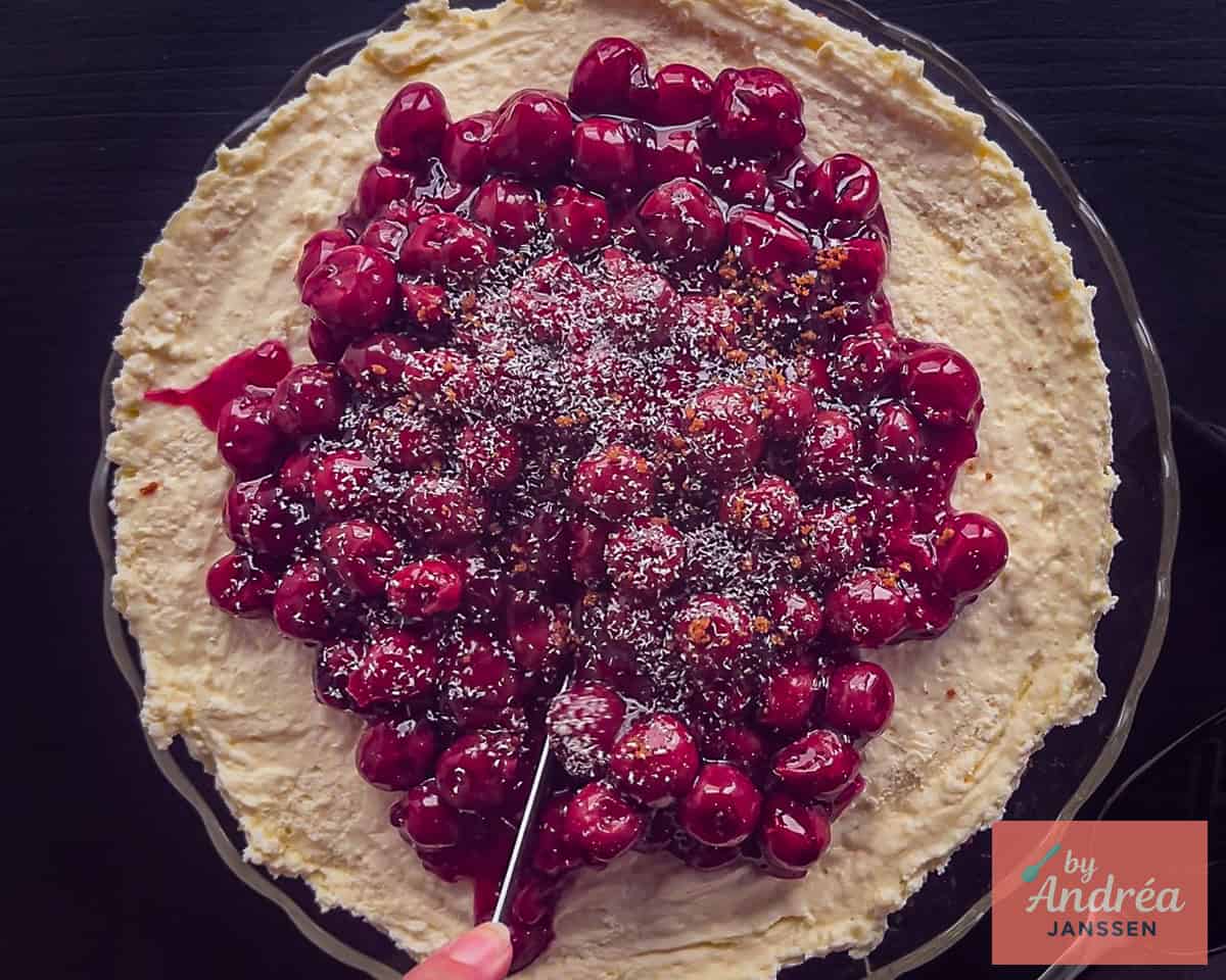 Cutting a monchou cake