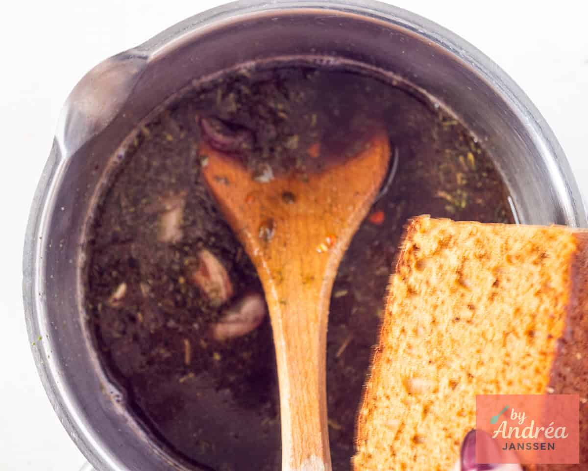 Place the peperkoek in the sauce